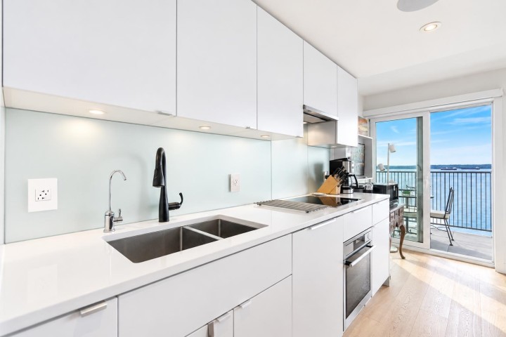 Photo 8 at 807 - 150 24th Street, Dundarave, West Vancouver