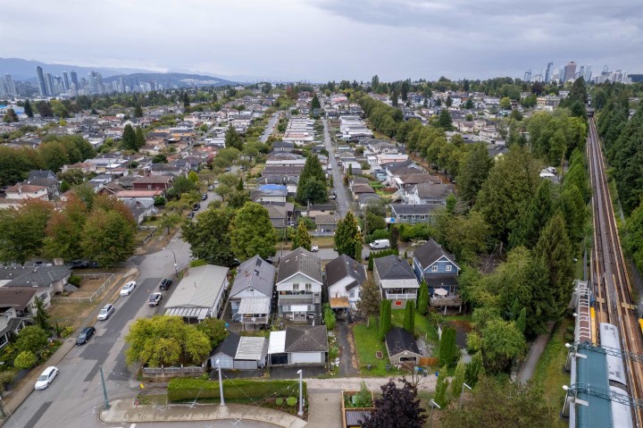 Photo 3 at 2474 E 24th Avenue, Renfrew Heights, Vancouver East