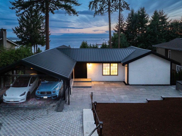 Photo 3 at 2235 Chairlift Road, Chelsea Park, West Vancouver