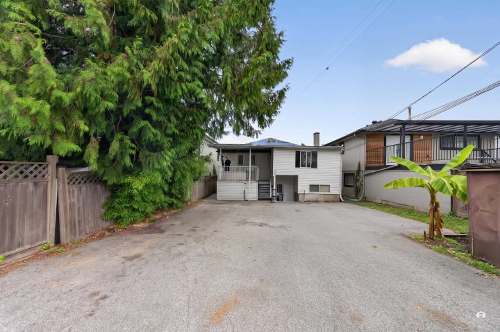Photo 2 at 2528 E 24th Avenue, Renfrew Heights, Vancouver East
