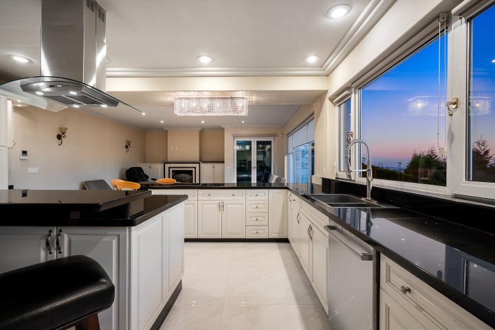 Photo 16 at 1562 Pinecrest Drive, Canterbury WV, West Vancouver
