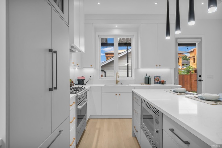 Photo 8 at 2 - 3627 E 45th Avenue, Killarney VE, Vancouver East
