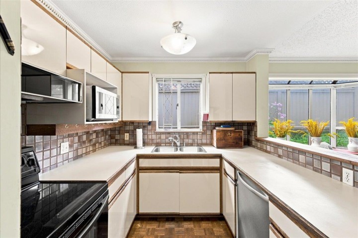 Photo 11 at 1 - 1176 W 15th Avenue, Fairview VW, Vancouver West