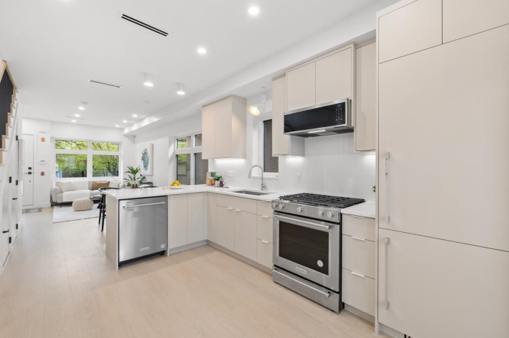 Photo 10 at 201 - 2135 E Pender Street, Hastings, Vancouver East