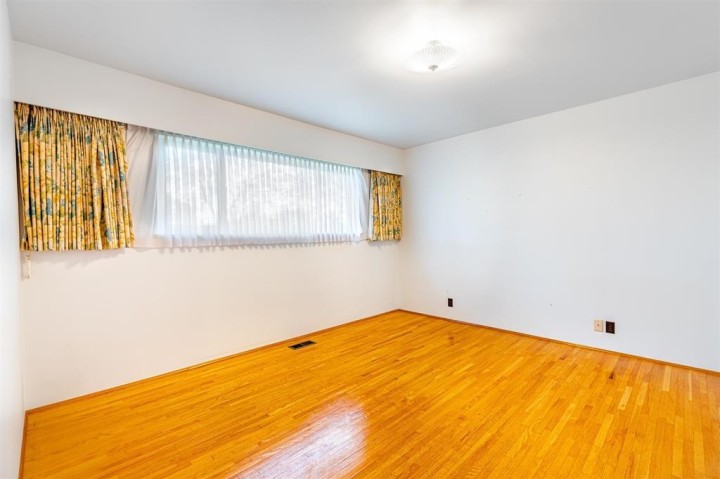 Photo 8 at 5482 Rhodes Street, Collingwood VE, Vancouver East