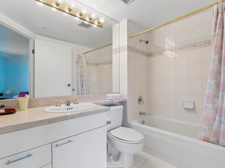 Photo 17 at 705 - 388 Drake Street, Yaletown, Vancouver West