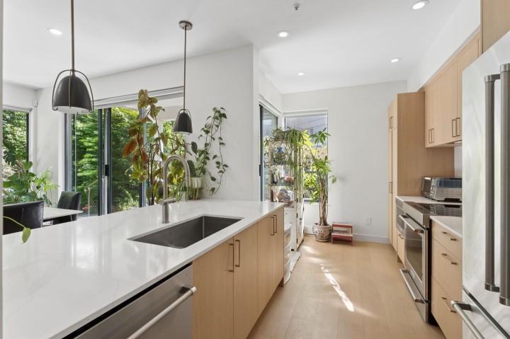 Photo 1 at 101 - 2242 Marine Drive, Dundarave, West Vancouver
