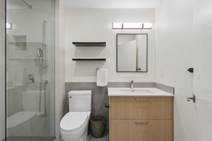 Photo 10 at 101 - 2242 Marine Drive, Dundarave, West Vancouver