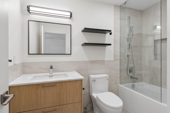 Photo 11 at 101 - 2242 Marine Drive, Dundarave, West Vancouver
