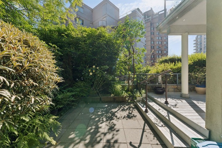 Photo 8 at 101 - 2242 Marine Drive, Dundarave, West Vancouver