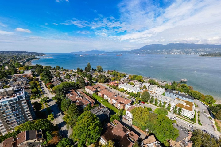 Photo 5 at 303 - 2450 Cornwall Avenue, Kitsilano, Vancouver West