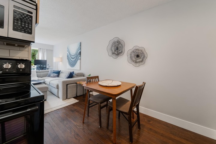 Photo 14 at 303 - 2450 Cornwall Avenue, Kitsilano, Vancouver West