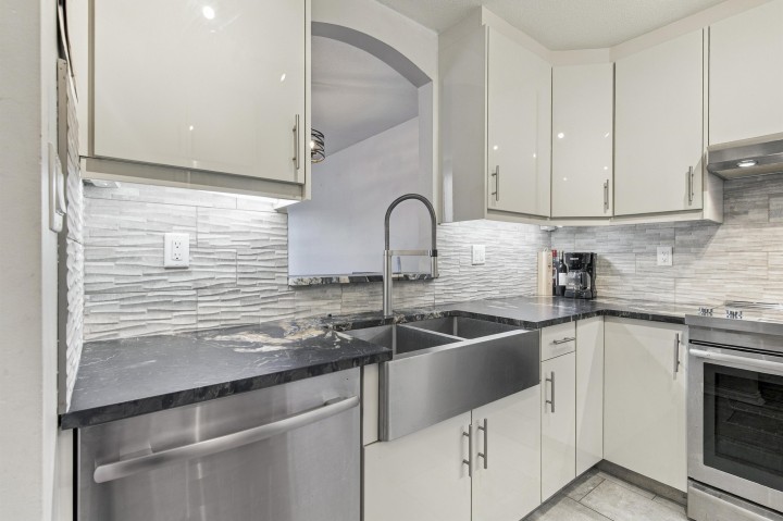 Photo 3 at 109 - 5835 Hampton Place, University VW, Vancouver West