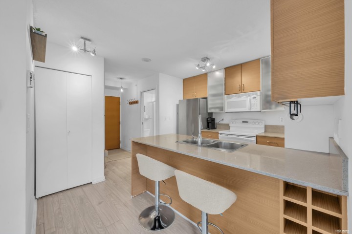 Photo 3 at 1401 - 928 Homer Street, Yaletown, Vancouver West
