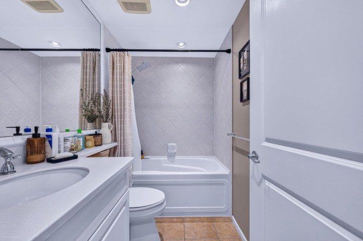 Photo 18 at 213 - 5770 Oak Street, Oakridge VW, Vancouver West