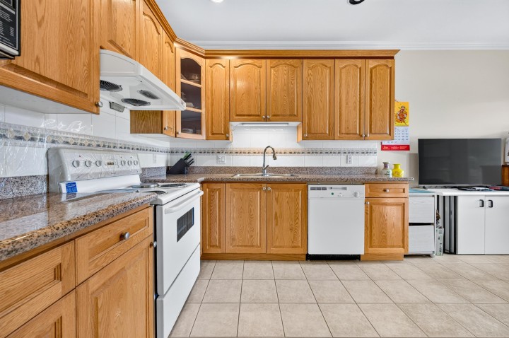 Photo 10 at 650 W 70th Avenue, Marpole, Vancouver West