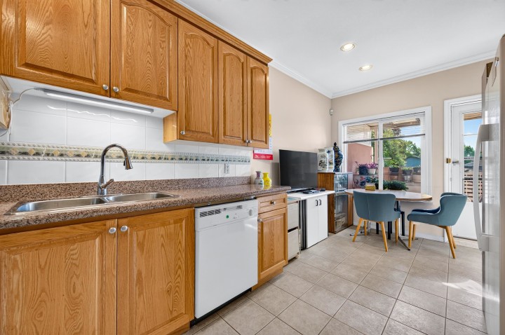 Photo 11 at 650 W 70th Avenue, Marpole, Vancouver West