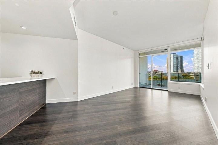 Photo 4 at 706 - 3557 Sawmill Crescent, South Marine, Vancouver East