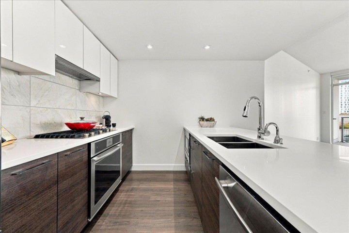 Photo 8 at 706 - 3557 Sawmill Crescent, South Marine, Vancouver East