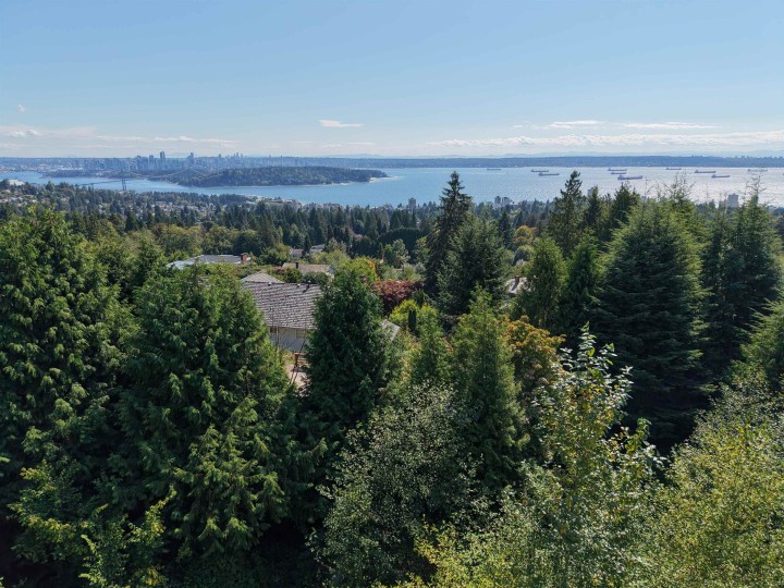 Photo 3 at 1410 Camelot Road, Chartwell, West Vancouver