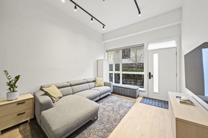 Photo 3 at 3958 Dumfries Street, Knight, Vancouver East