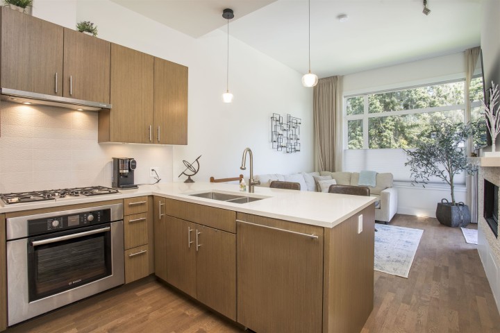 Photo 8 at 300 - 2432 Haywood Avenue, Dundarave, West Vancouver