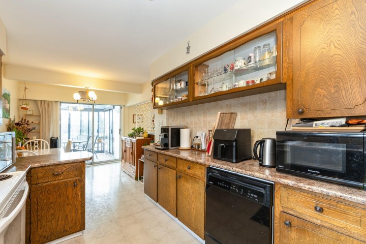 Photo 7 at 3350 E 8 Avenue, Renfrew VE, Vancouver East
