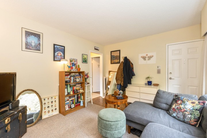 Photo 4 at 3350 E 8 Avenue, Renfrew VE, Vancouver East