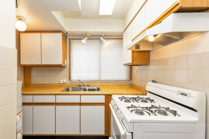 Photo 21 at 3350 E 8 Avenue, Renfrew VE, Vancouver East
