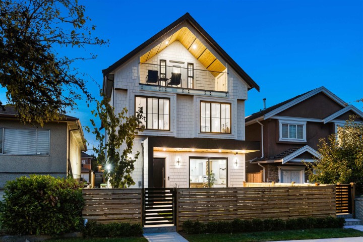 Photo 2 at 1 - 2211 Mannering Avenue, Victoria VE, Vancouver East