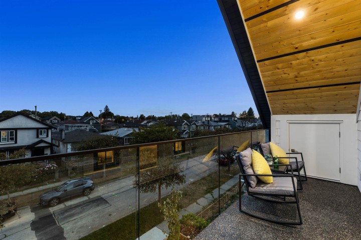 Photo 17 at 1 - 2211 Mannering Avenue, Victoria VE, Vancouver East