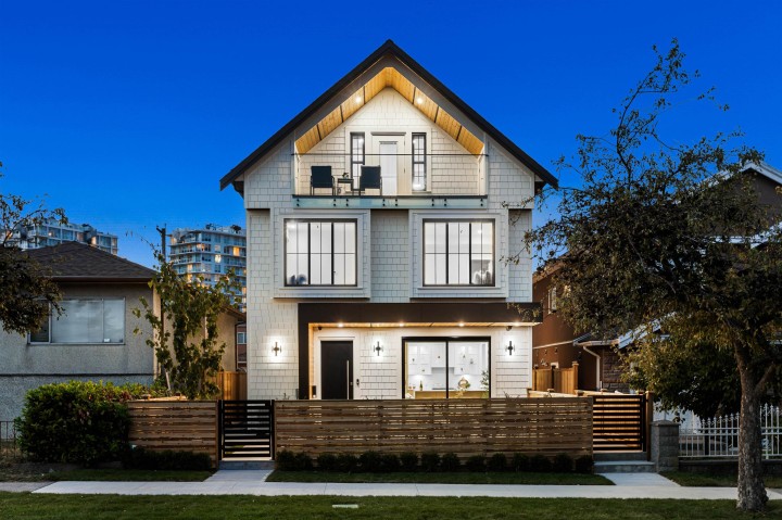 Photo 1 at 1 - 2211 Mannering Avenue, Victoria VE, Vancouver East