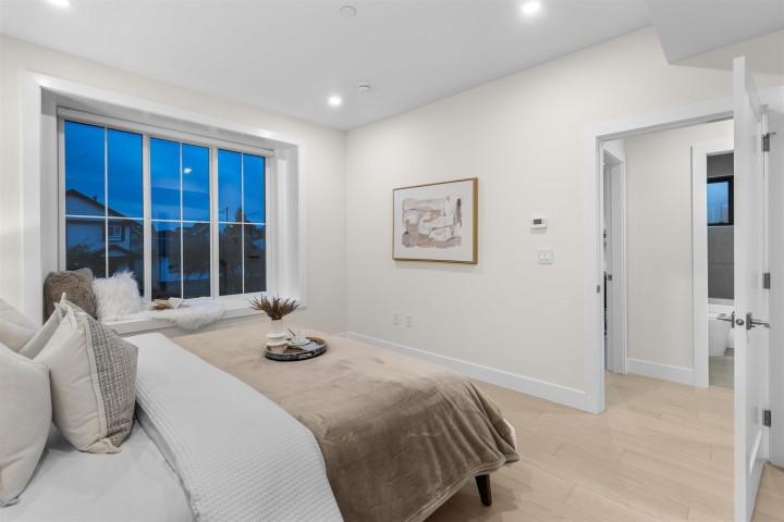 Photo 11 at 1 - 2211 Mannering Avenue, Victoria VE, Vancouver East