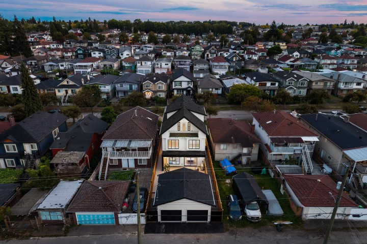 Photo 19 at 1 - 2211 Mannering Avenue, Victoria VE, Vancouver East
