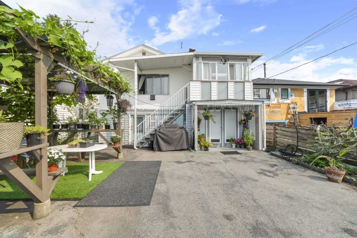 Photo 2 at 6777 Kerr Street, Killarney VE, Vancouver East