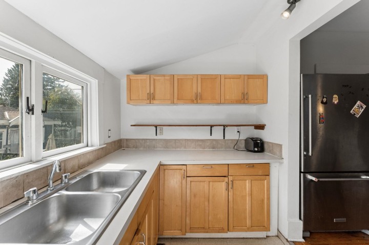 Photo 10 at 614 E 19th Avenue, Fraser VE, Vancouver East