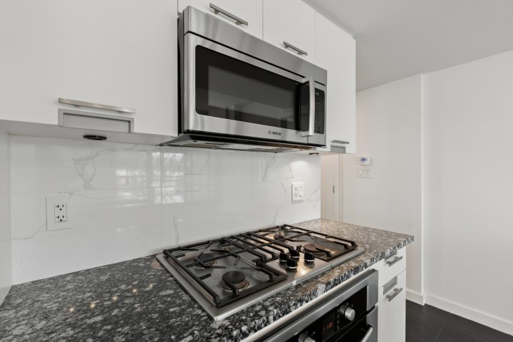 Photo 9 at 569 - 2080 West Broadway Street, Kitsilano, Vancouver West