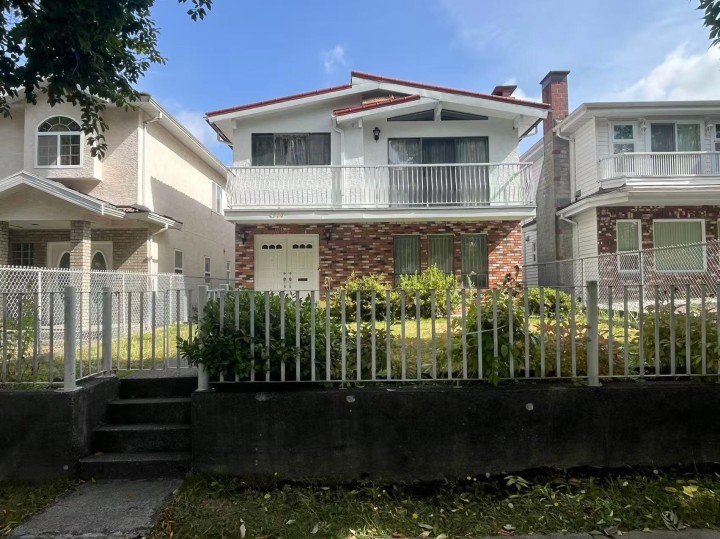 Photo 2 at 4568 Commercial Street, Victoria VE, Vancouver East