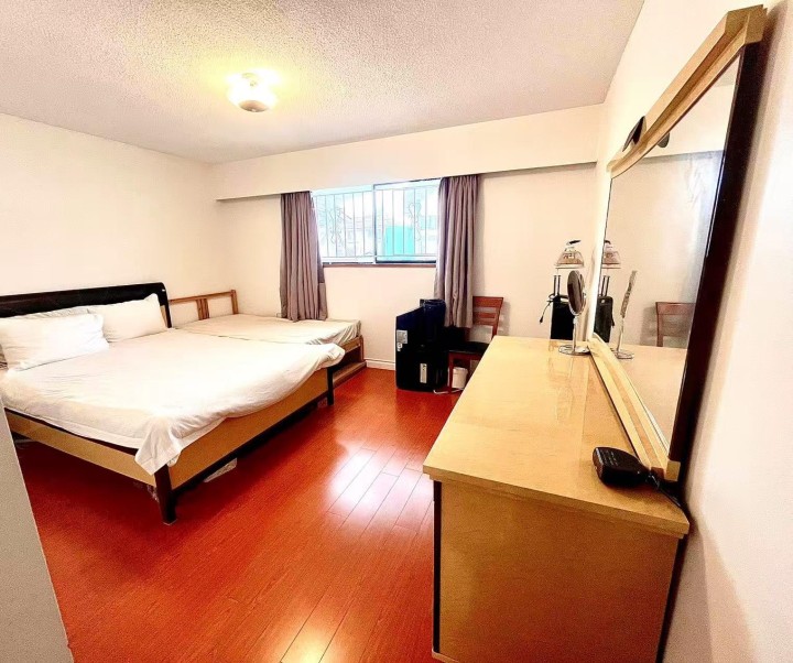 Photo 12 at 4568 Commercial Street, Victoria VE, Vancouver East
