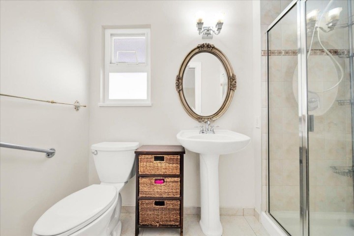 Photo 12 at 604 E 54th Avenue, South Vancouver, Vancouver East