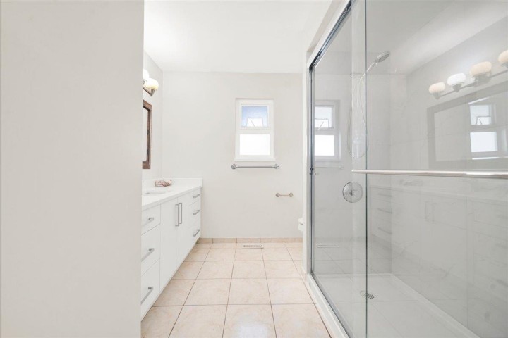 Photo 15 at 604 E 54th Avenue, South Vancouver, Vancouver East