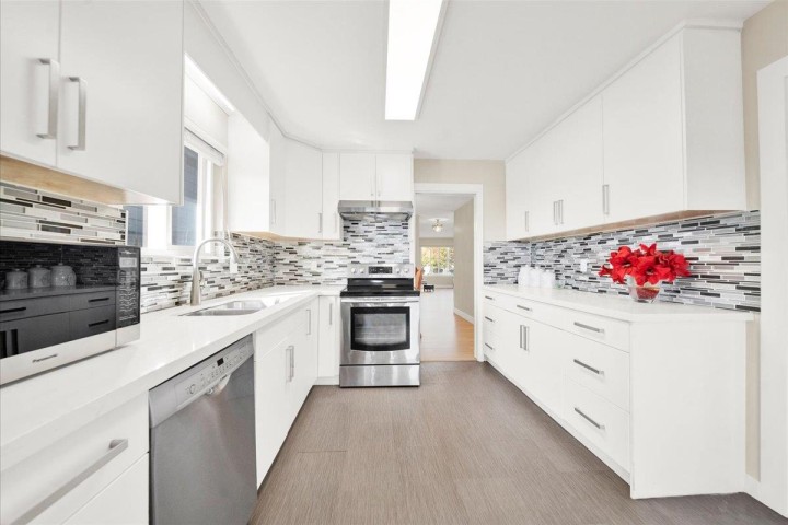 Photo 4 at 604 E 54th Avenue, South Vancouver, Vancouver East
