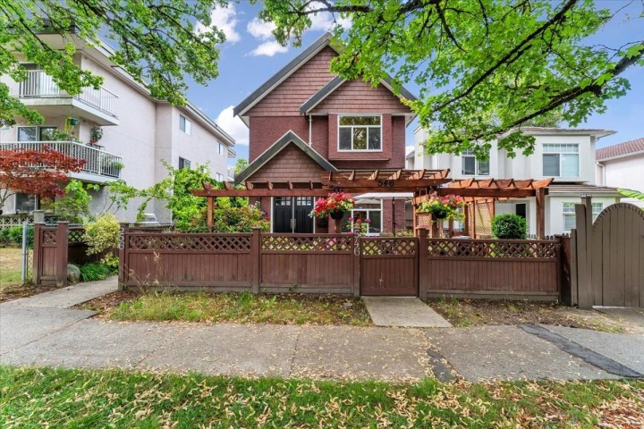 Photo 2 at 546 E 44th Avenue, Fraser VE, Vancouver East