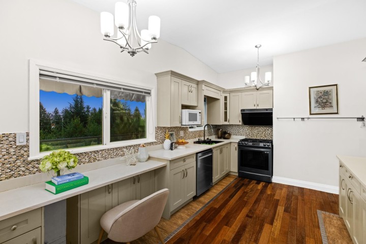 Photo 16 at 520 Ballantree Place, Glenmore, West Vancouver