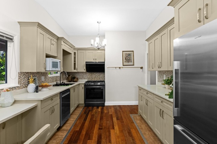 Photo 12 at 520 Ballantree Place, Glenmore, West Vancouver