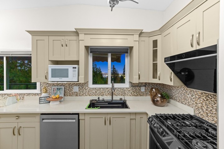 Photo 10 at 520 Ballantree Place, Glenmore, West Vancouver