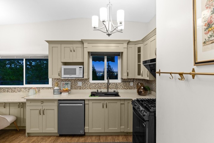Photo 14 at 520 Ballantree Place, Glenmore, West Vancouver