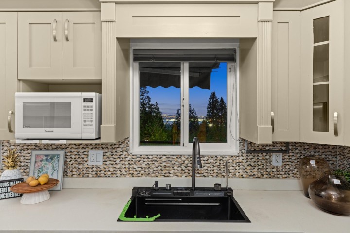 Photo 15 at 520 Ballantree Place, Glenmore, West Vancouver