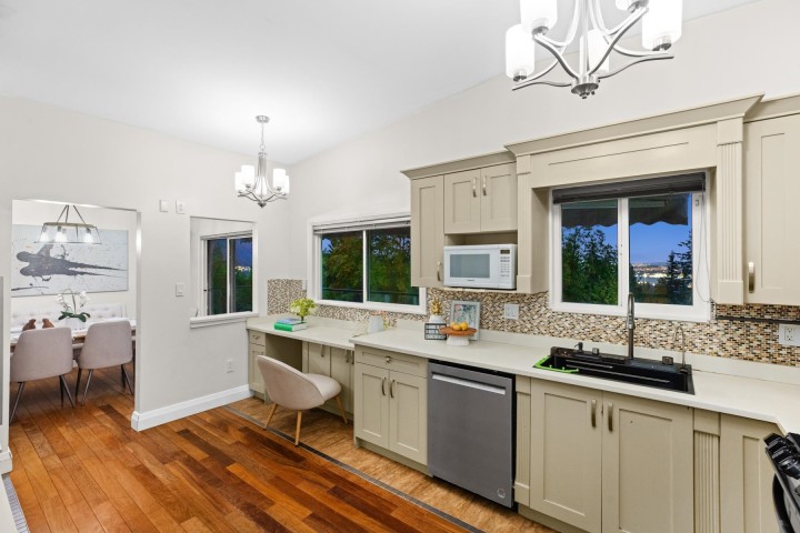 Photo 11 at 520 Ballantree Place, Glenmore, West Vancouver