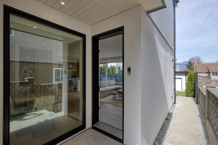 Photo 6 at 2 - 2425 Kitchener Street, Renfrew VE, Vancouver East